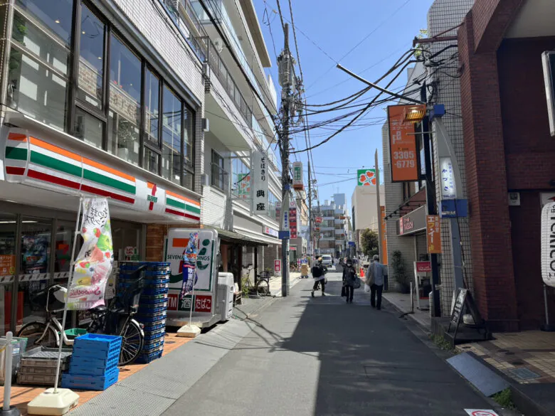 セブンイレブンを過ぎるとフルーヴベール鳥山のビルが見えます