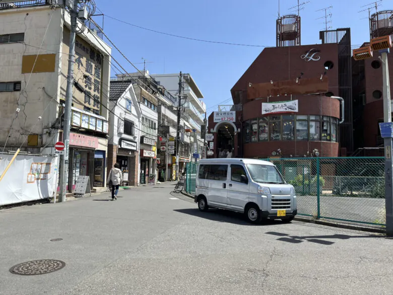 地上に出て正面の商店街へ進みます